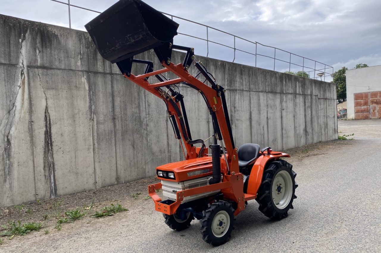 Kubota B1600DT s nakladačem