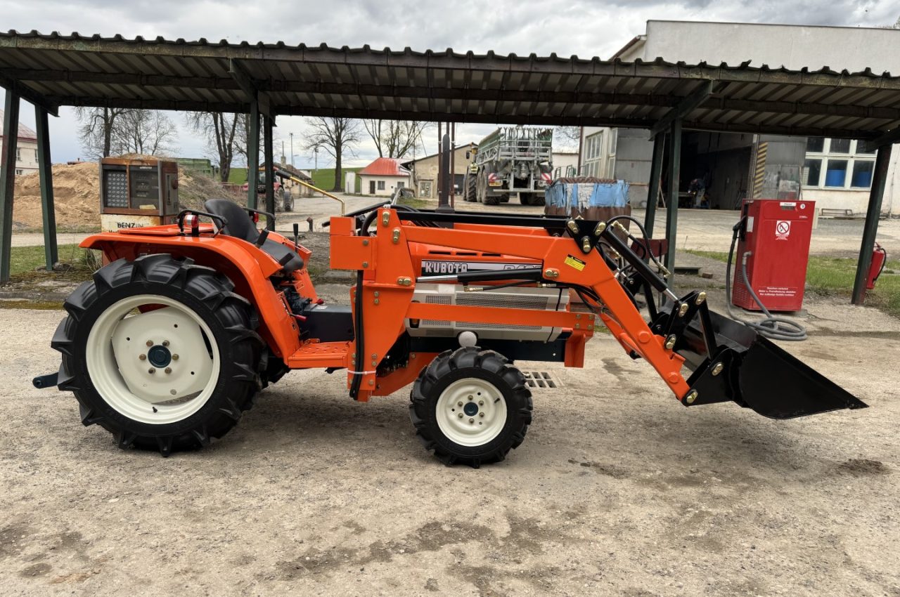 Kubota B1902DT s nakladačem